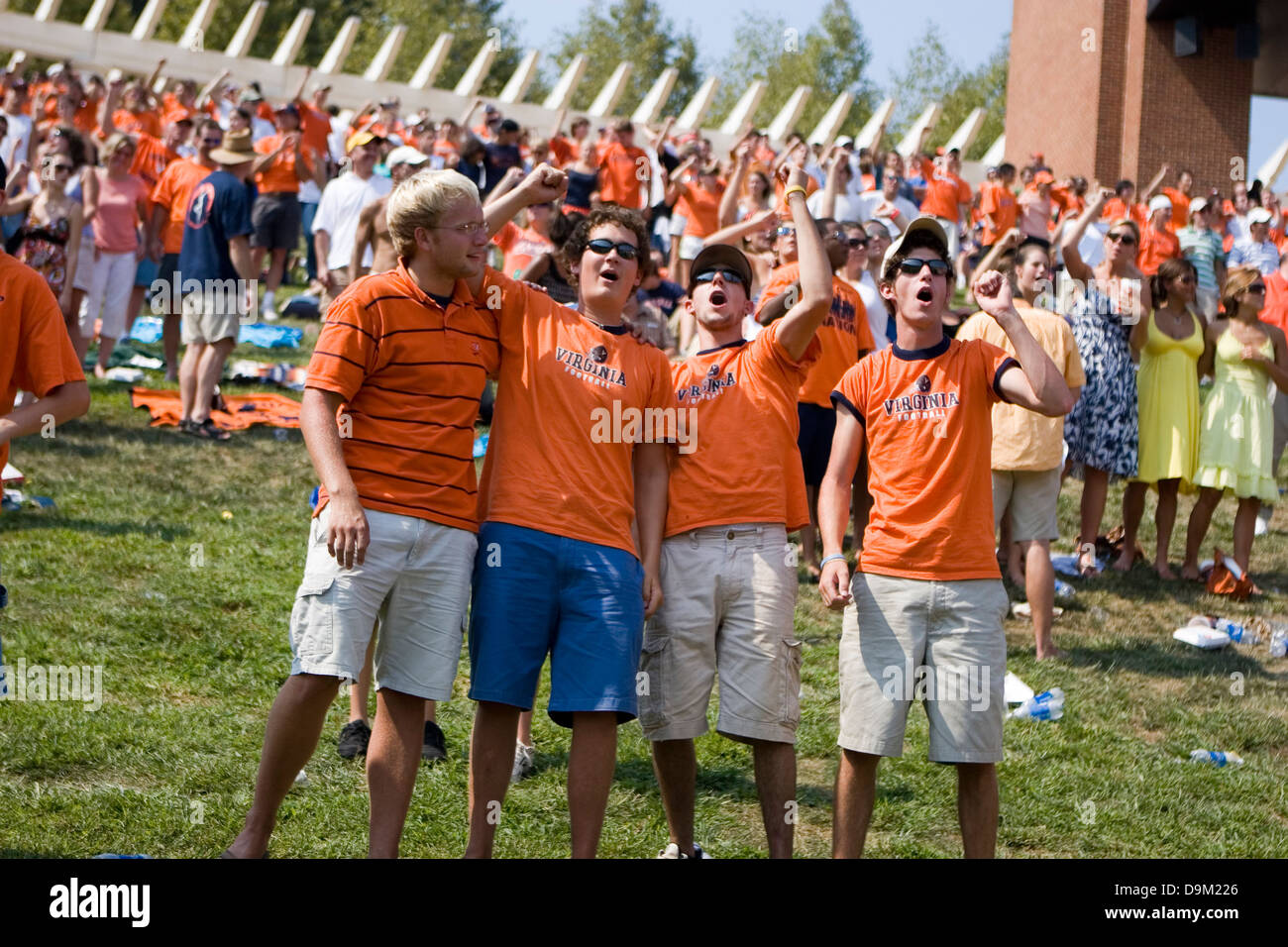 Les élèves chantent l'UVA d'un morceau sur la colline après un touché. La Virginia Cavaliers défait les Blue Devils de Duke 23-14 Banque D'Images