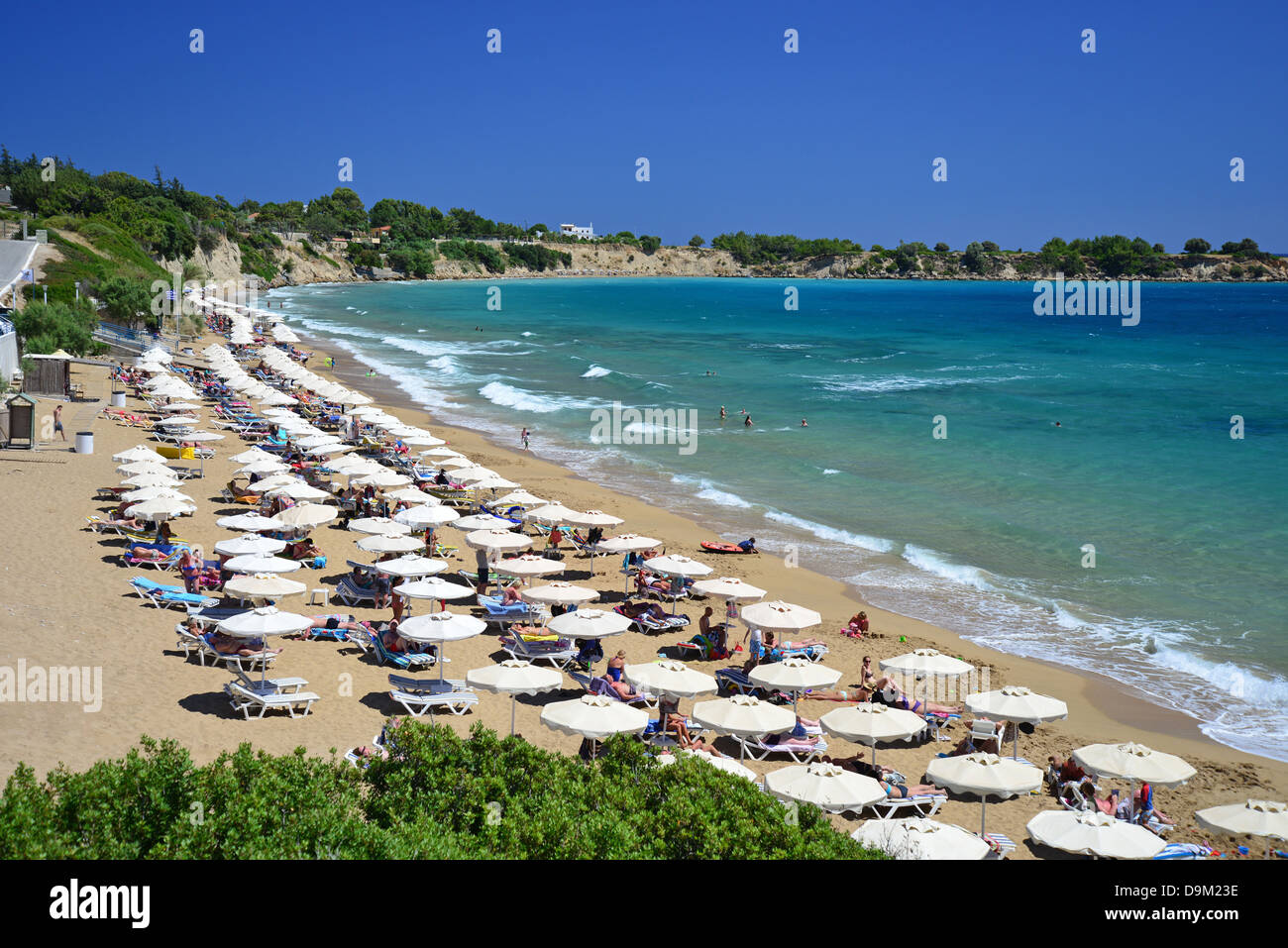 Le Pefkos Main Beach, Pefkos (Appenzell), Rhodes (Rodos), du Dodécanèse, Grèce, région sud de la Mer Egée Banque D'Images