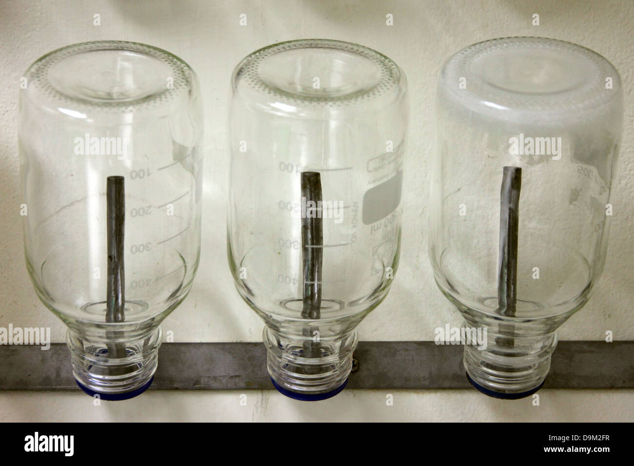 Les trois Bouteille de expérience de science sur Store. Banque D'Images