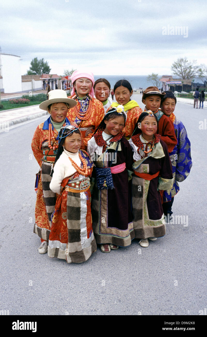 Un groupe de jeunes bouddhistes tibétains portant des vêtements traditionnels dans le lac Qinghai, également connu sous le nom de Koko Nur ou Kukunor dans la province de Qinghai Chine Banque D'Images