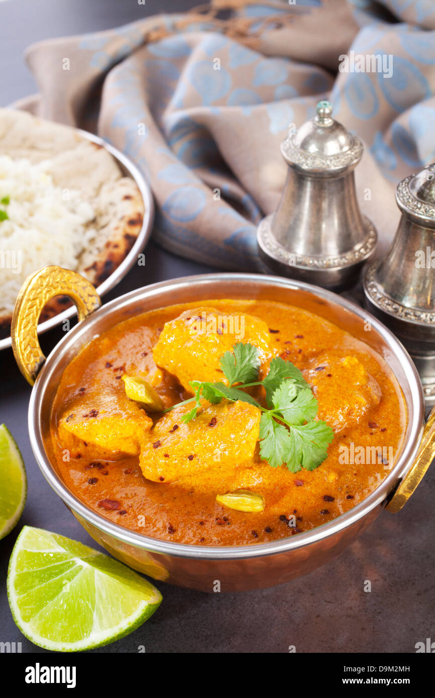 Poulet au beurre - populaires repas indien, beurre poulet avec riz basmati, pain naan et de la chaux. Banque D'Images