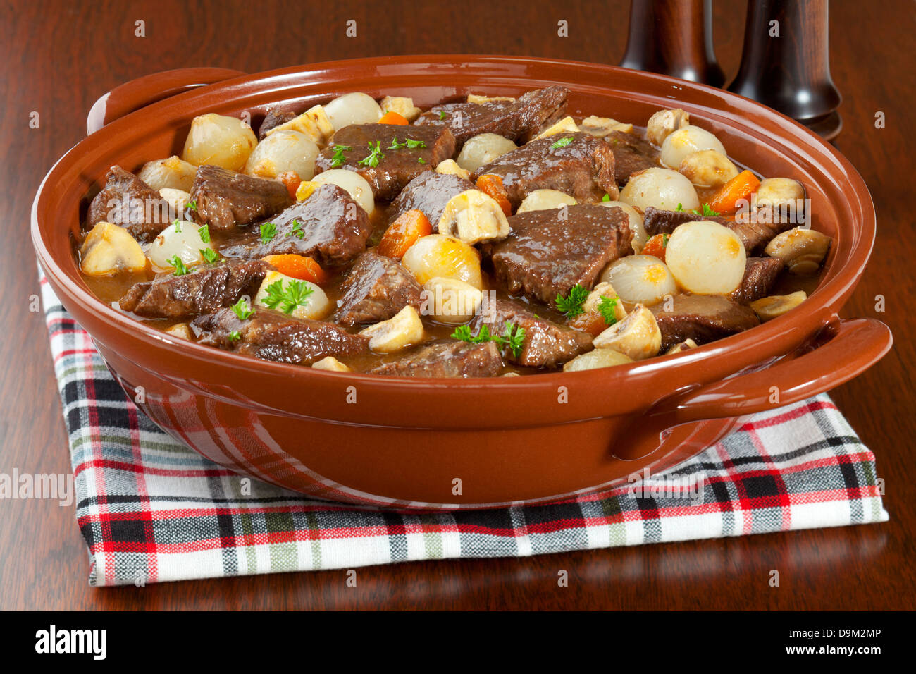 Boeuf Bourguignon - ragoût français célèbre, boeuf bourguignon, boeuf cuit dans du vin rouge avec oignons, champignons, bacon et les carottes. Banque D'Images