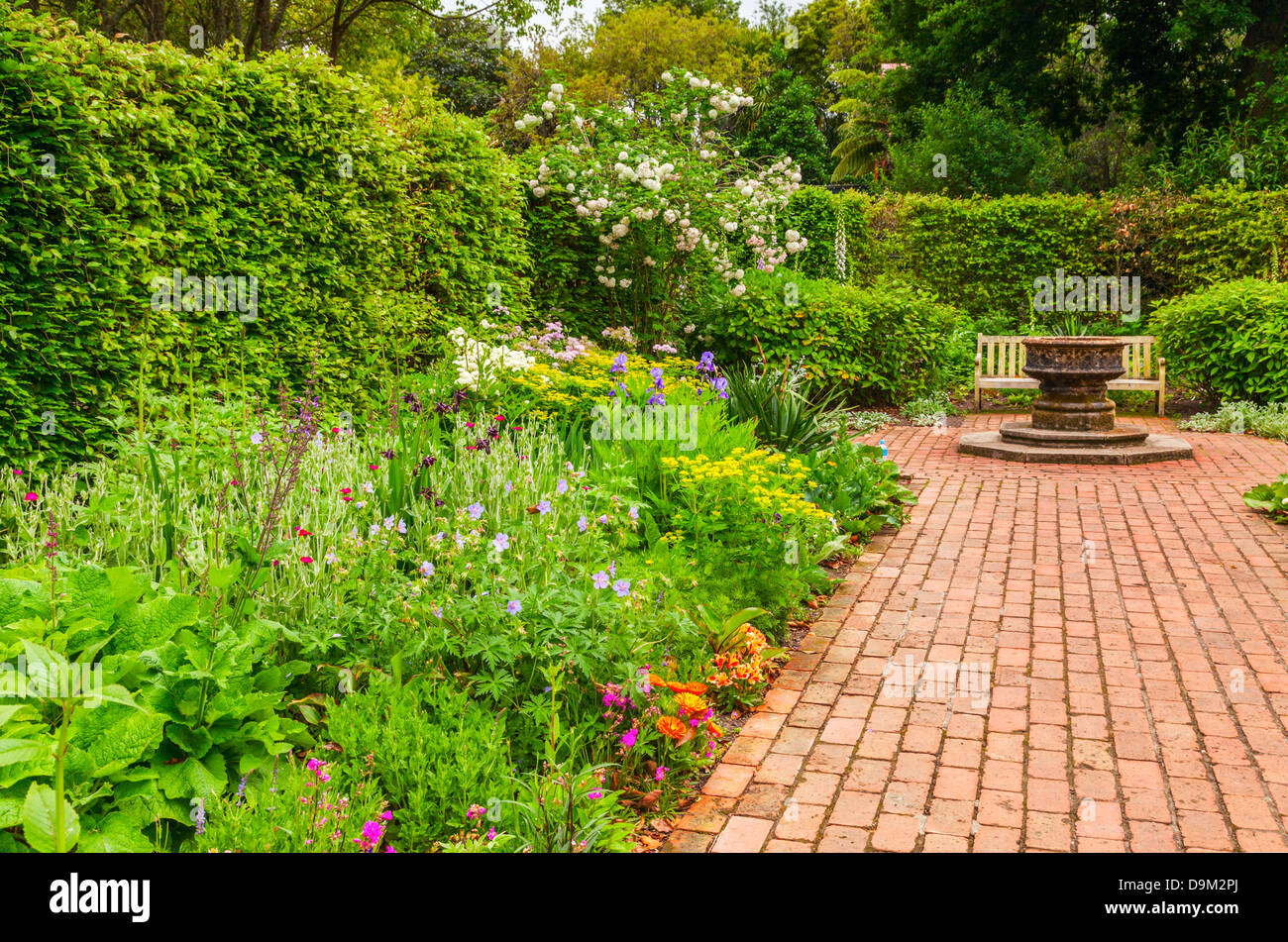 Frontière herbacées,Anglais Jardin de fleurs, de jardins, de Hamilton Hamilton, Waikato, Nouvelle-Zélande. Banque D'Images