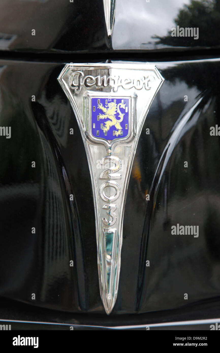 France, Aquitaine, dordogne, Périgord, Aquitaine, Peugeot 203 Berline 4 portes à partir des années 1950, l'Insignia. Banque D'Images