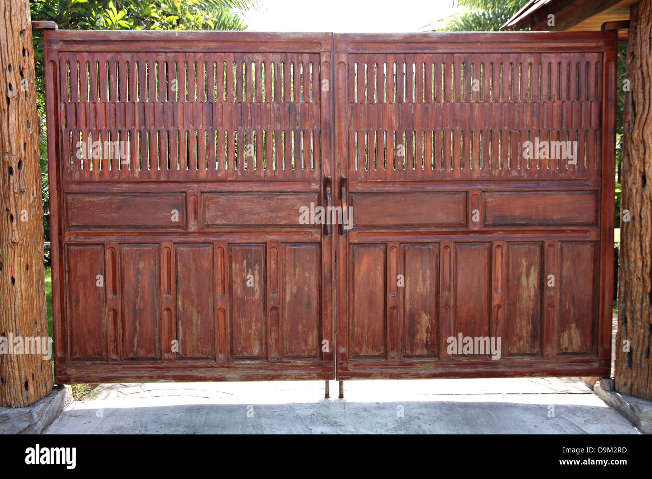 La grande porte de la maison en bois. ​​Of Banque D'Images