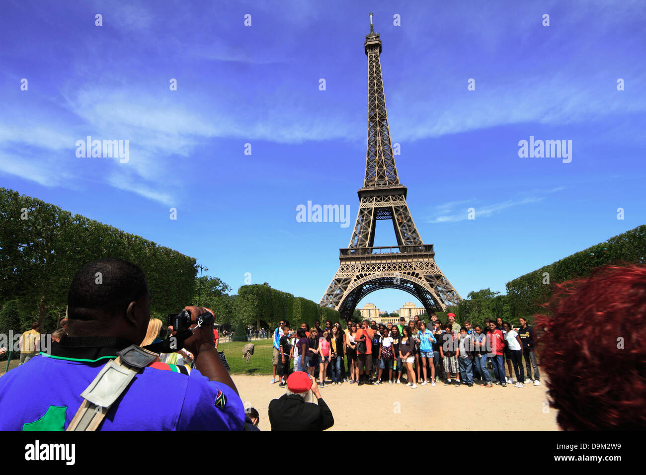 France, Paris, Tour Eiffel, jeune groupe photographié. Banque D'Images