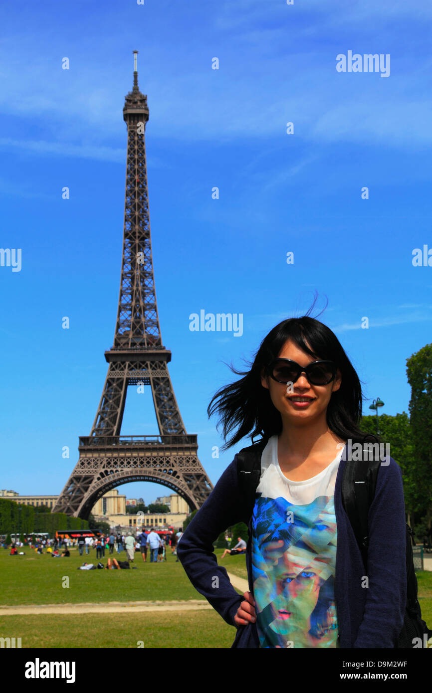 France, Paris, Tour Eiffel, Asian Woman posing for photo. Banque D'Images