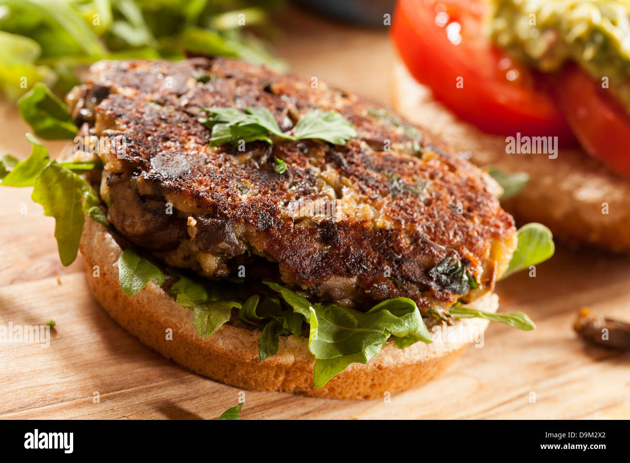 Champignons Burger végétarien bio faits maison avec de la tomate et de guacamole Banque D'Images