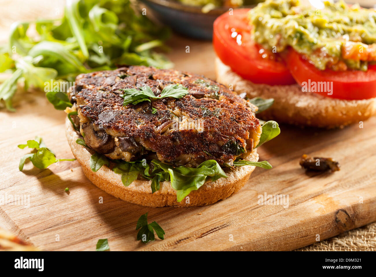 Champignons Burger végétarien bio faits maison avec de la tomate et de guacamole Banque D'Images