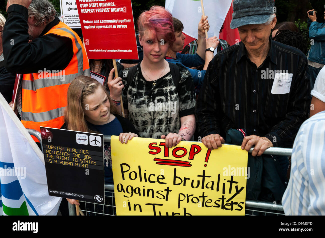 Londres, Royaume-Uni. Le 21 juin 2013. Manifestants devant l'ambassade de Turquie à Londres lors d'une manifestation appelée par la Fédération internationale des travailleurs du transport en solidarité avec les personnes qui souffrent de la répression turque à la suite des protestations sur l'avenir de la Place Taksim à Istanbul. Crédit : David Isaacson/Alamy Live News Banque D'Images