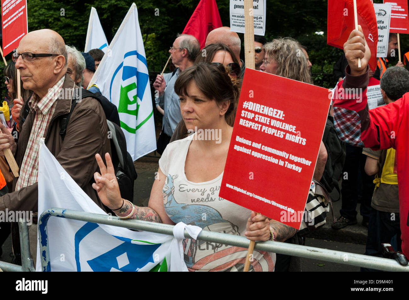 Londres, Royaume-Uni. Le 21 juin 2013. Manifestants devant l'ambassade de Turquie à Londres lors d'une manifestation appelée par la Fédération internationale des travailleurs du transport en solidarité avec les personnes qui souffrent de la répression turque à la suite des protestations sur l'avenir de la Place Taksim à Istanbul. Crédit : David Isaacson/Alamy Live News Banque D'Images