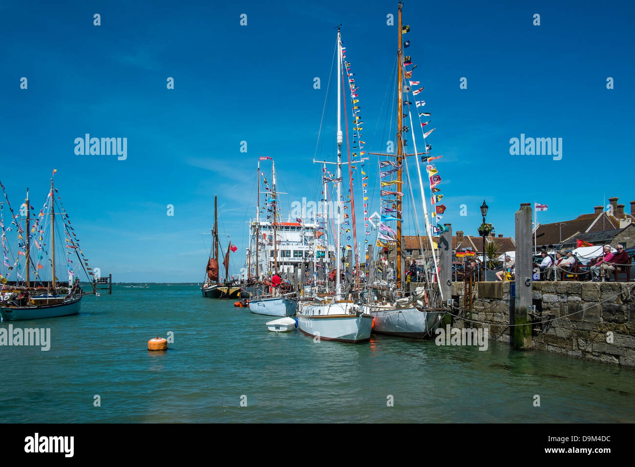 Différents navires dans le port de Yarmouth, île de Wight, en Angleterre au cours de la vieilles coques Festival. Banque D'Images