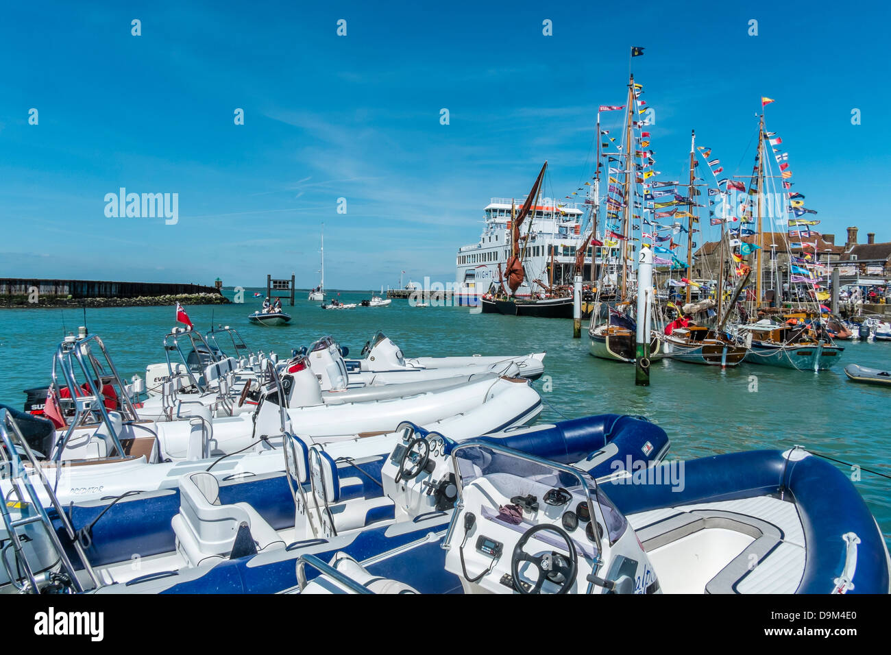 Différents navires dans le port de Yarmouth, île de Wight, en Angleterre au cours de la vieilles coques Festival. Banque D'Images