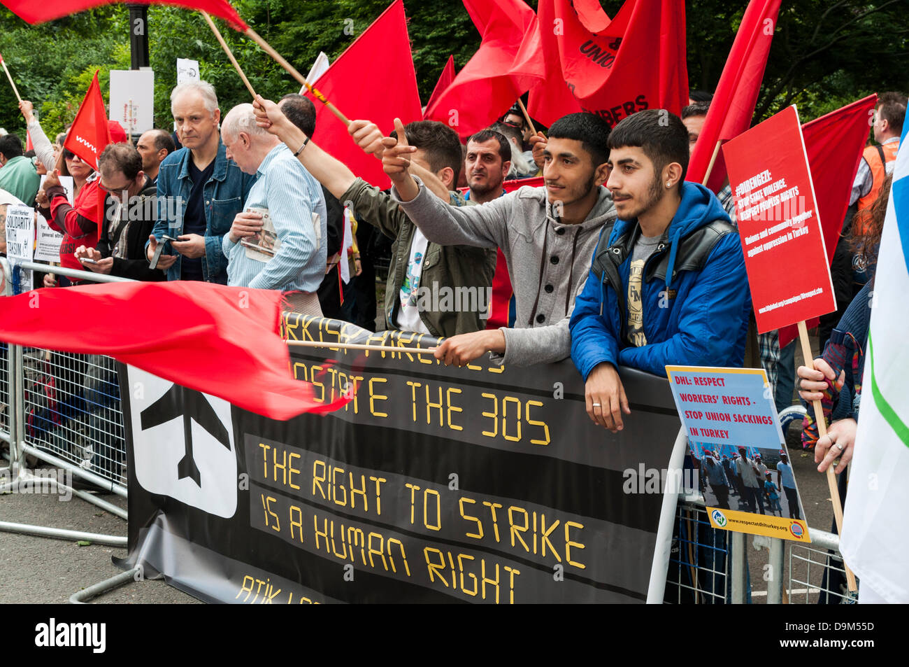 Londres, Royaume-Uni. Le 21 juin 2013. Manifestants devant l'ambassade de Turquie à Londres lors d'une manifestation appelée par la Fédération internationale des travailleurs du transport en solidarité avec les personnes qui souffrent de la répression turque à la suite des protestations sur l'avenir de la Place Taksim à Istanbul. Crédit : David Isaacson/Alamy Live News Banque D'Images