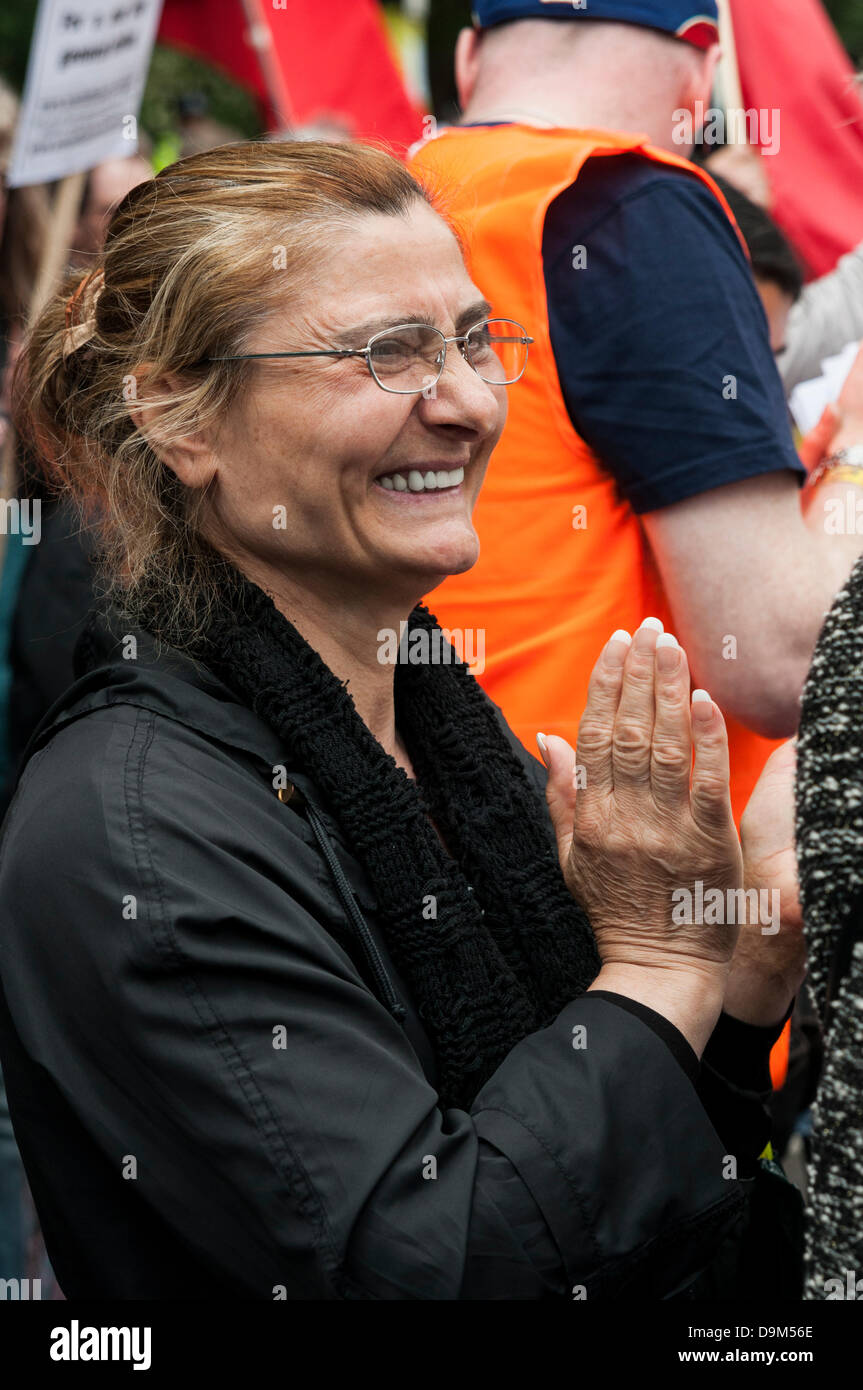 Londres, Royaume-Uni. Le 21 juin 2013. Manifestants devant l'ambassade de Turquie à Londres lors d'une manifestation appelée par la Fédération internationale des travailleurs du transport en solidarité avec les personnes qui souffrent de la répression turque à la suite des protestations sur l'avenir de la Place Taksim à Istanbul. Crédit : David Isaacson/Alamy Live News Banque D'Images