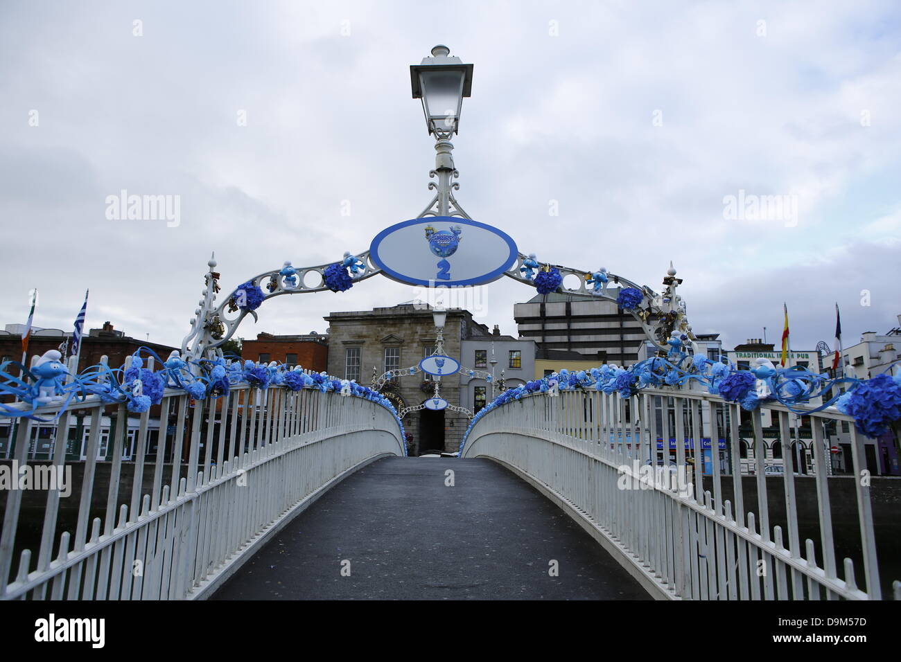 Dublin, Irlande. 22 juin 2013. Le Ha'penny Bridge est décorée avec des fleurs bleues et petites figurines Schtroumpf Schtroumpfs mondial pour la journée. Acteurs habillés comme le Grand Schtroumpf et Schtroumpfette posés à la Dublin's Ha'penny Bridge dans une promotion pour le prochain "Les Schtroumpfs 2" film. La photo téléphonique a eu lieu sur les Schtroumpfs, jour qui est célébrée autour de l'anniversaire du créateur des Schtroumpfs Payo. Crédit : Michael Debets/Alamy Live News Banque D'Images