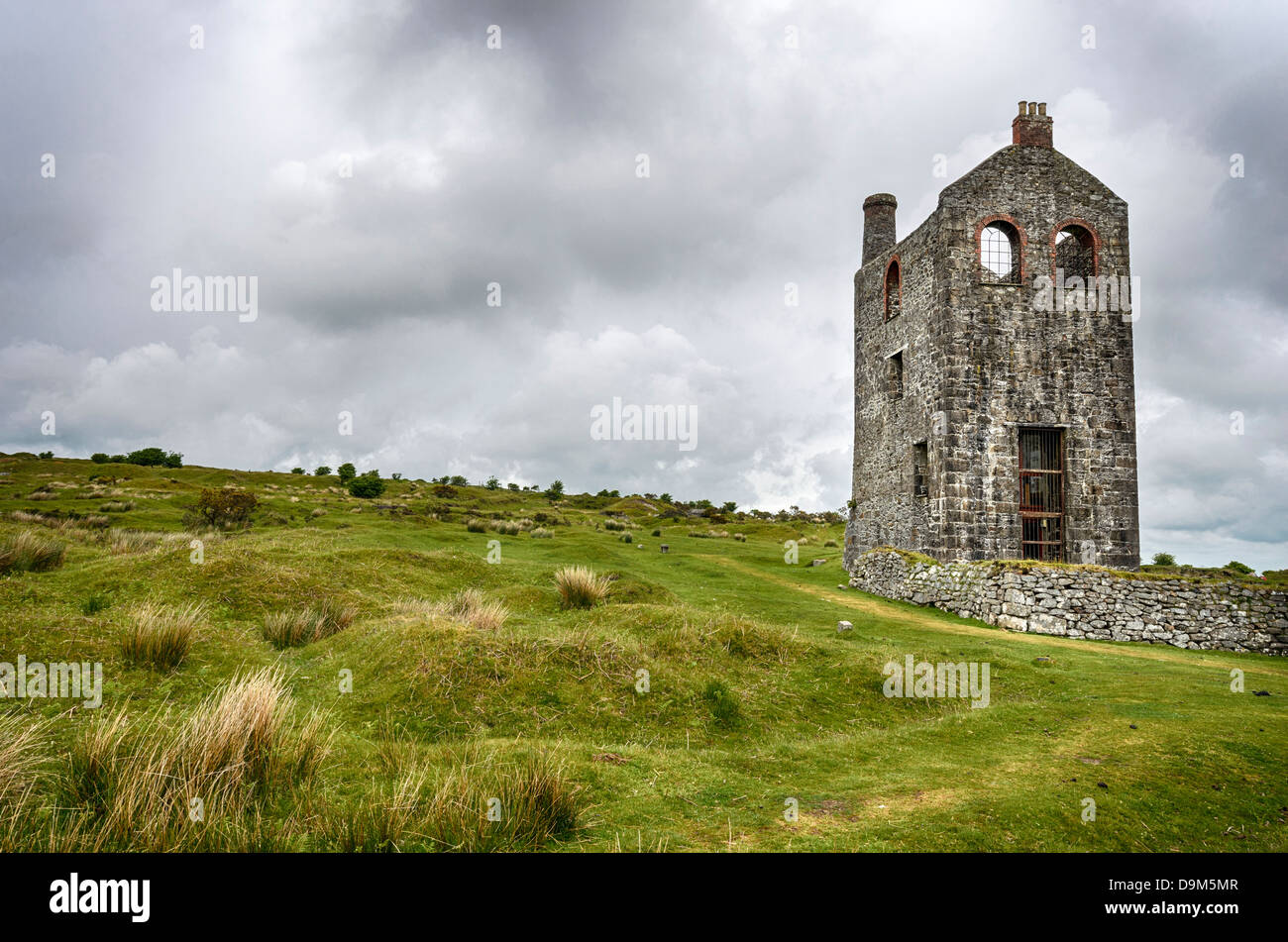 Une vieille maison en ruine le moteur à gauche plus de mines de cuivre et d'étain de Cornouailles à larbins sur Bodmin Moor en Cornouailles Banque D'Images