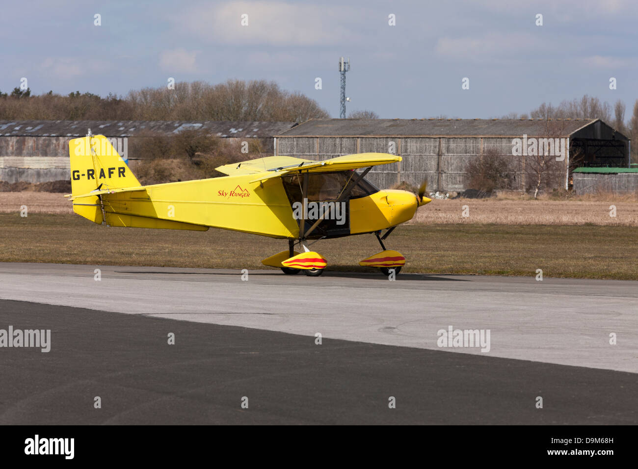 Skyranger J2-2 (1) G-RAFR roulage taxi le long de voies à Breighton Airfield Banque D'Images