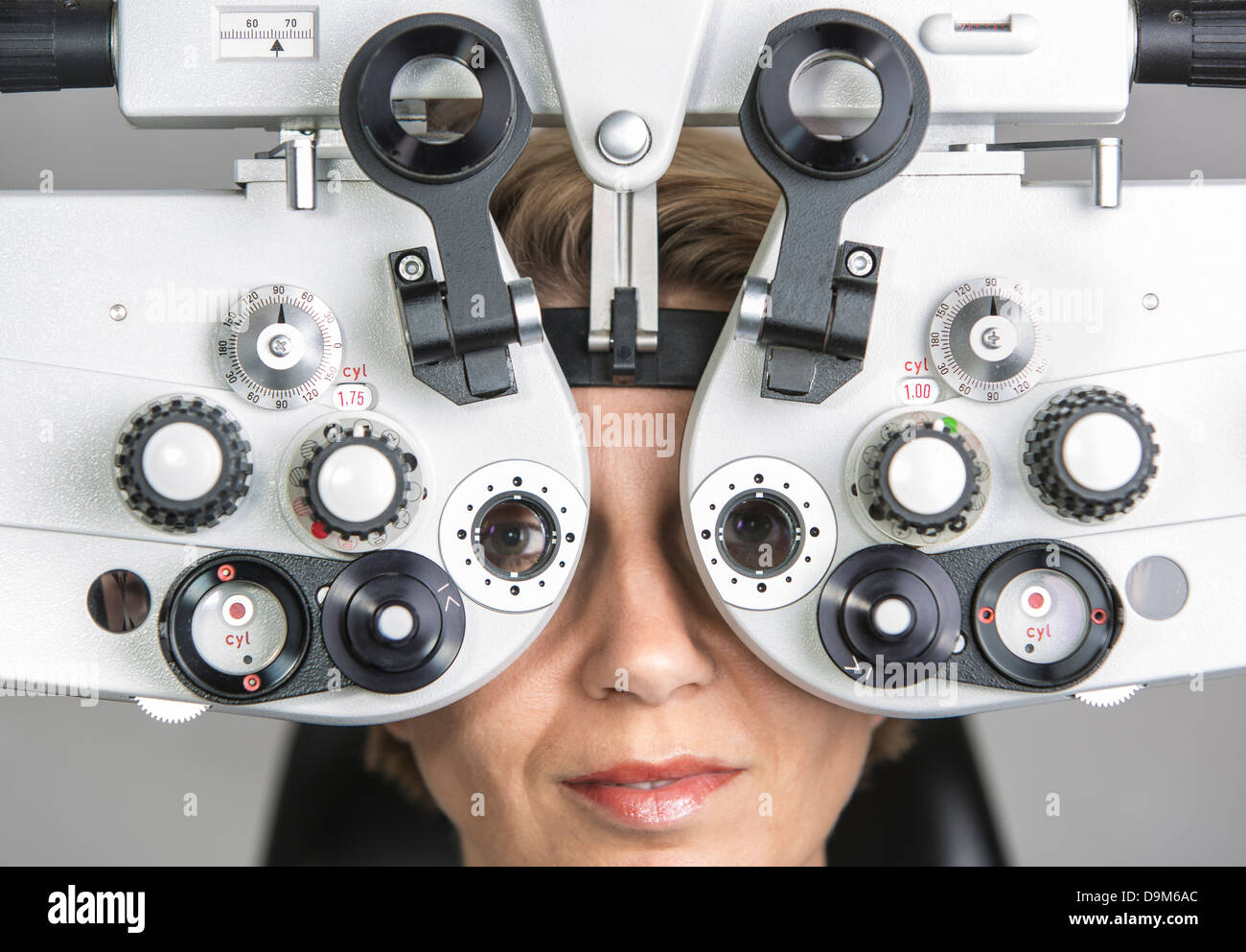 Détermination de l'acuité visuelle, la fourniture de lunettes avec phoropter dans un œil bureau du médecin Banque D'Images