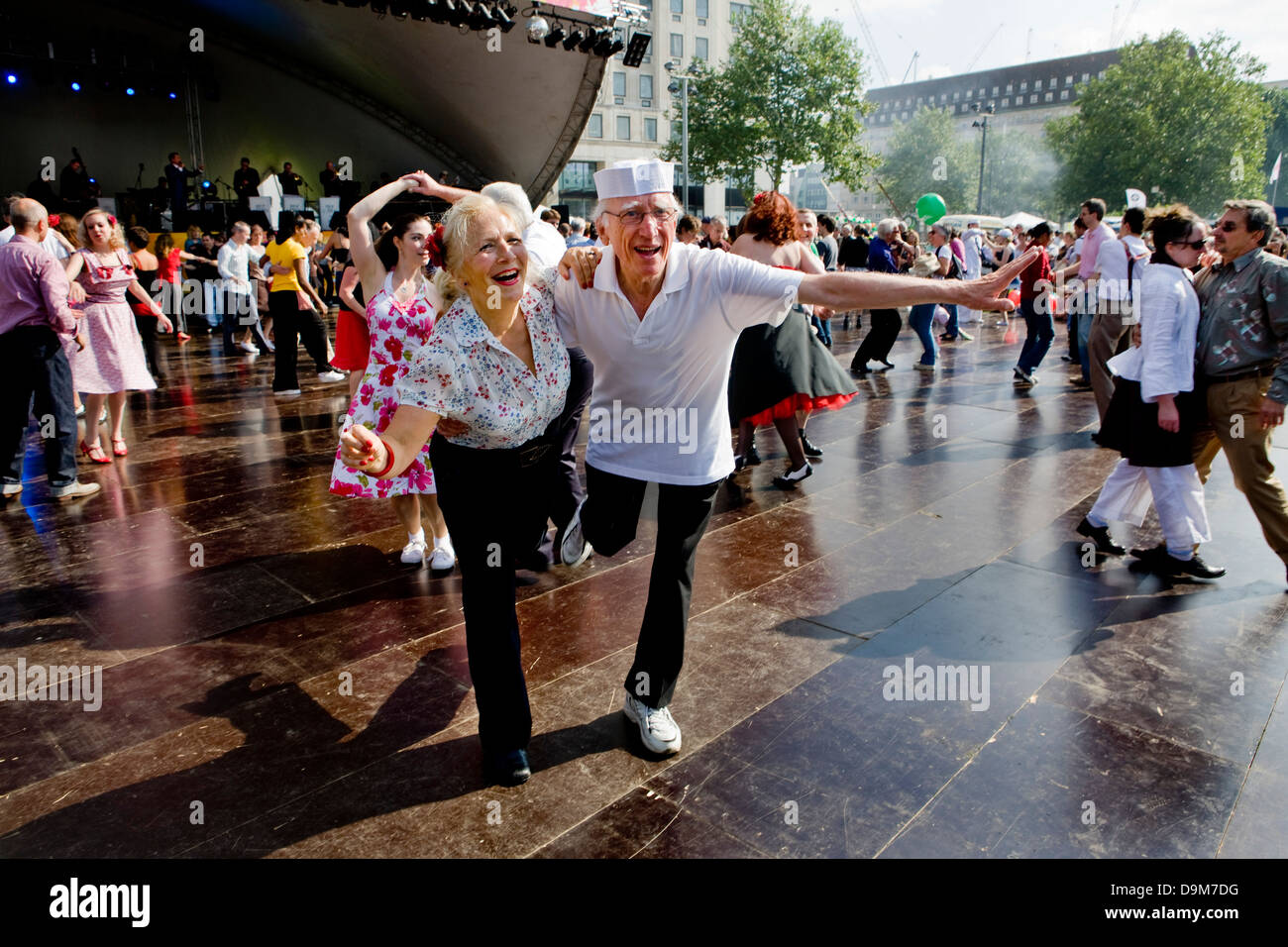 Les danseurs de swing et jive sur le scintillement de bal en plein air dans les jardins Jubillee Banque D'Images