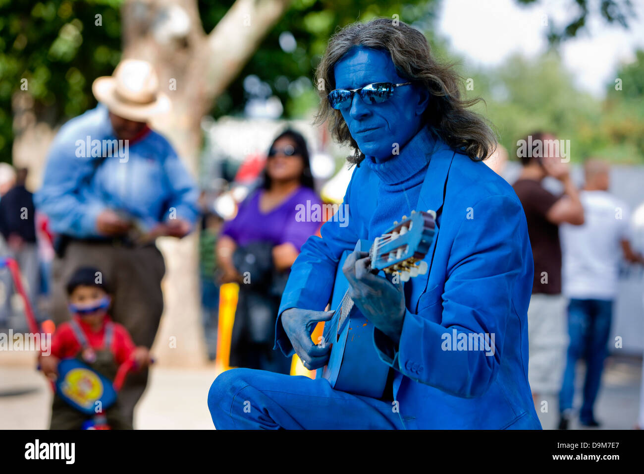 Guitariste bleu street performer dans la Thames Festival 08, le long de la rive sud de la Tamise. Septembre 2008 Banque D'Images