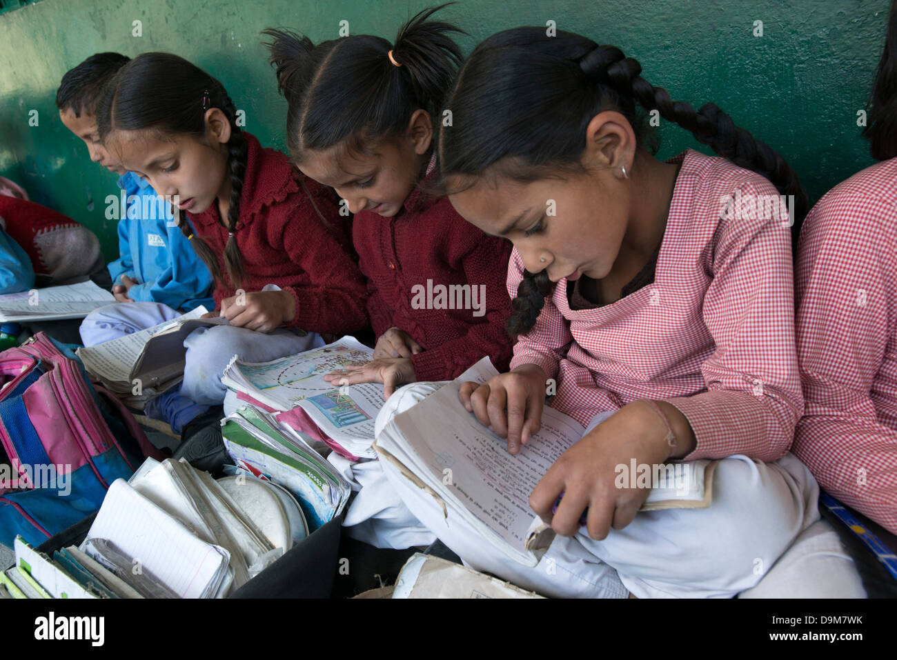 Les écoliers indiens lire en dehors de leur classe dans le district tribal de Bharmour, Himachal Pradesh, Inde Banque D'Images