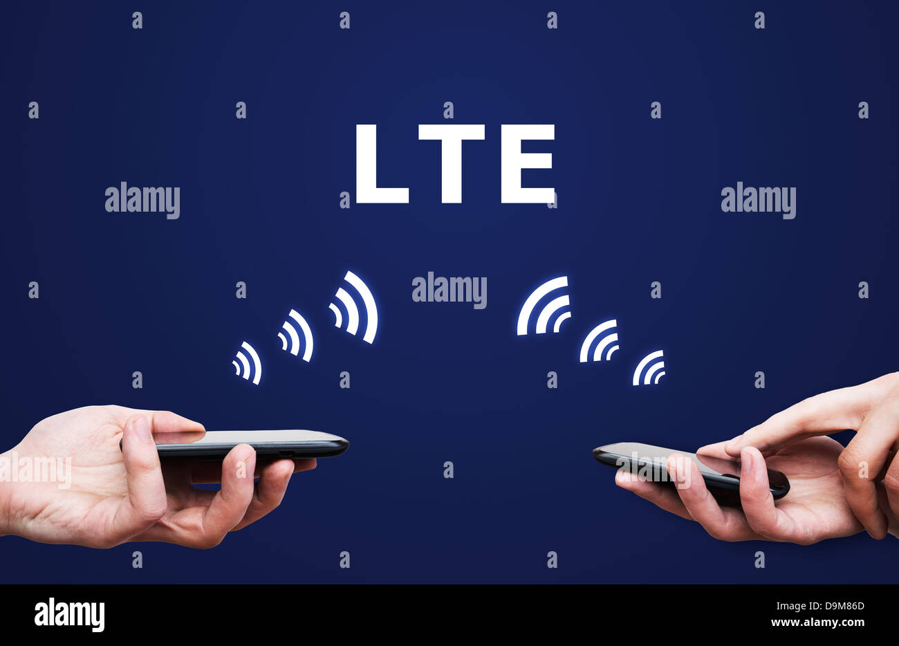 Grande vitesse LTE connexion internet mobile. Hand holding cell avec flux de données Banque D'Images