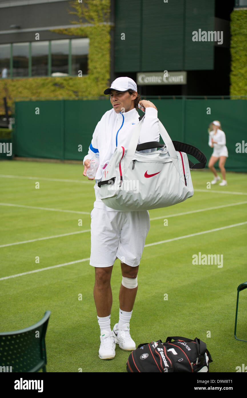 Wimbledon, Londres, Royaume-Uni. 22 juin 2013. Le All England Lawn Tennis et croquet Club, Londres, Angleterre, Royaume-Uni. Frais de son Roland Garros triumph, pas de semences 5 Rafael Nadal Wimbledon's Court sur les pratiques 14. Credit : Action Plus Sport/Alamy Live News Banque D'Images