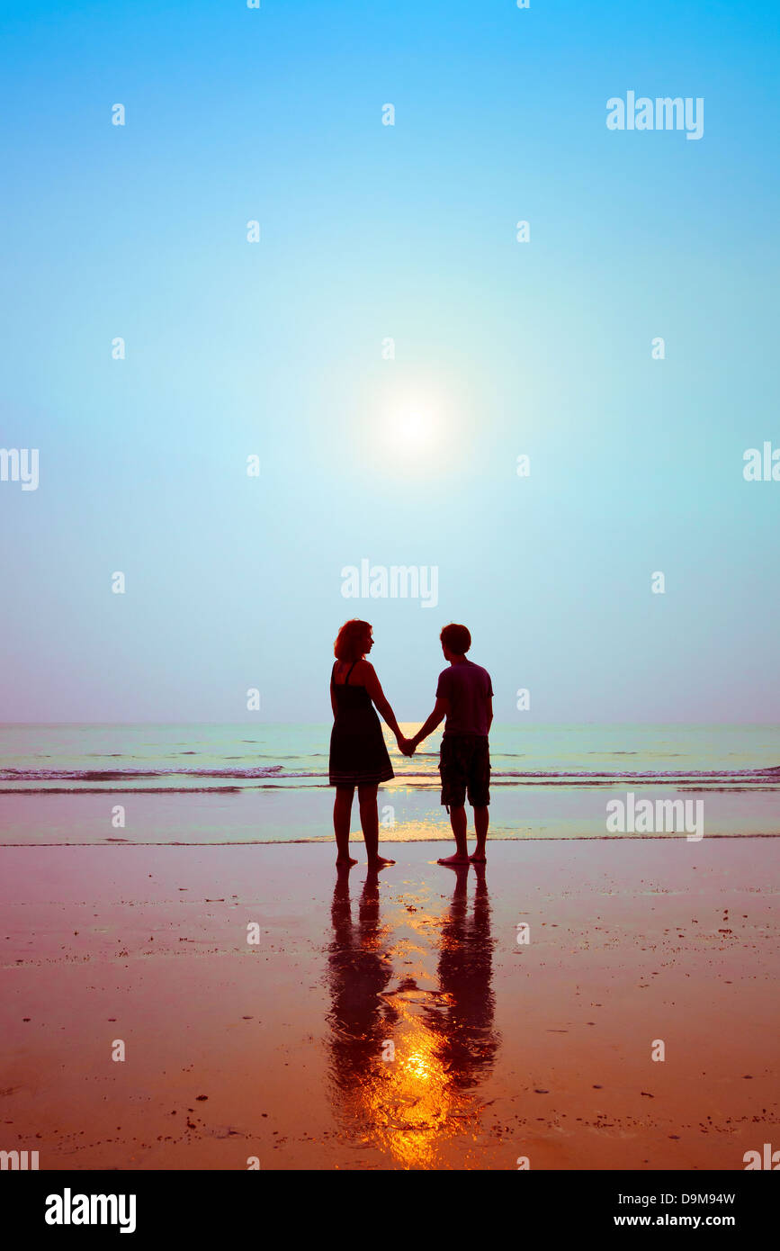 Miel, silhouettes de couple d'amoureux sur la plage Banque D'Images