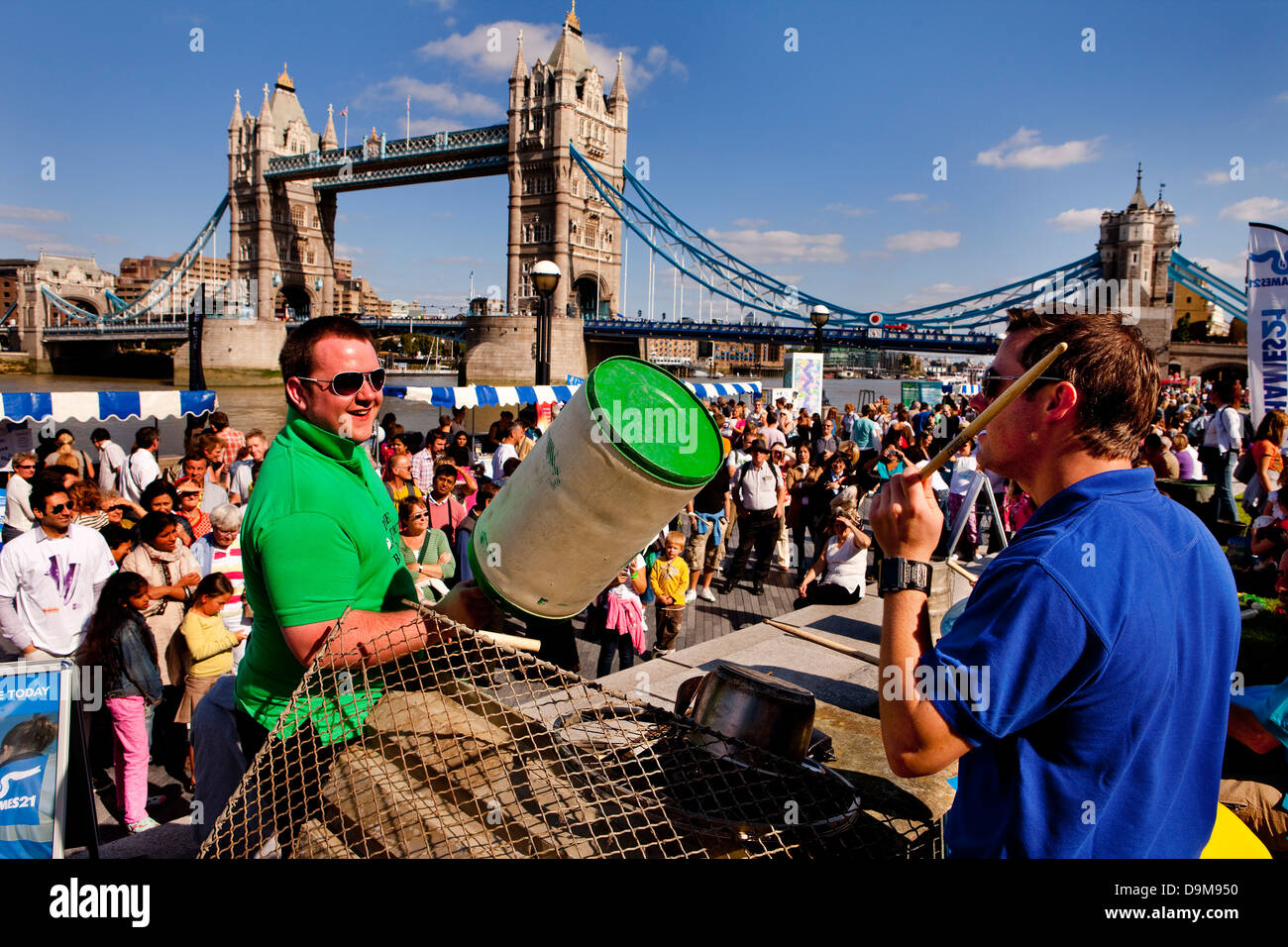 Thames Festival 2009, potters field park des fûts en acier. Banque D'Images