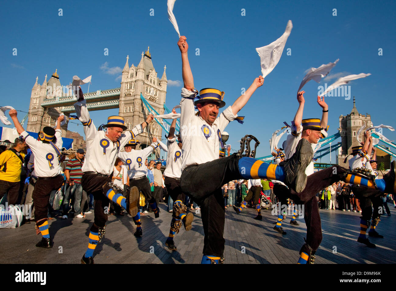 Thames Festival. L'Hammersmith Morris Men l'exécution devant le Tower Bridge, London, UK Banque D'Images