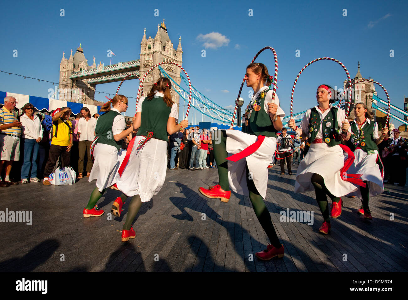 Thames Festival 2009. Les femmes d'encrasser dancers performing in front of Tower Bridge, London, UK Banque D'Images