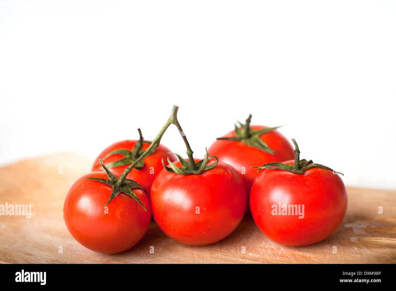 Les tomates dans la cuisine isolated on white Banque D'Images