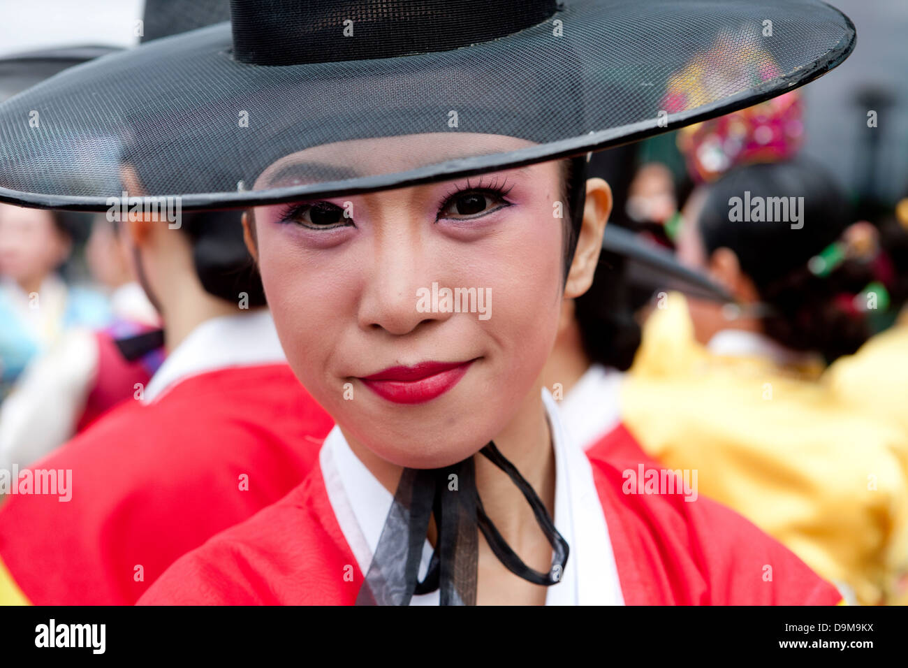 Thames Festival 2009. Des danseurs traditionnels coréens le mélange avec la foule de Londres. Banque D'Images