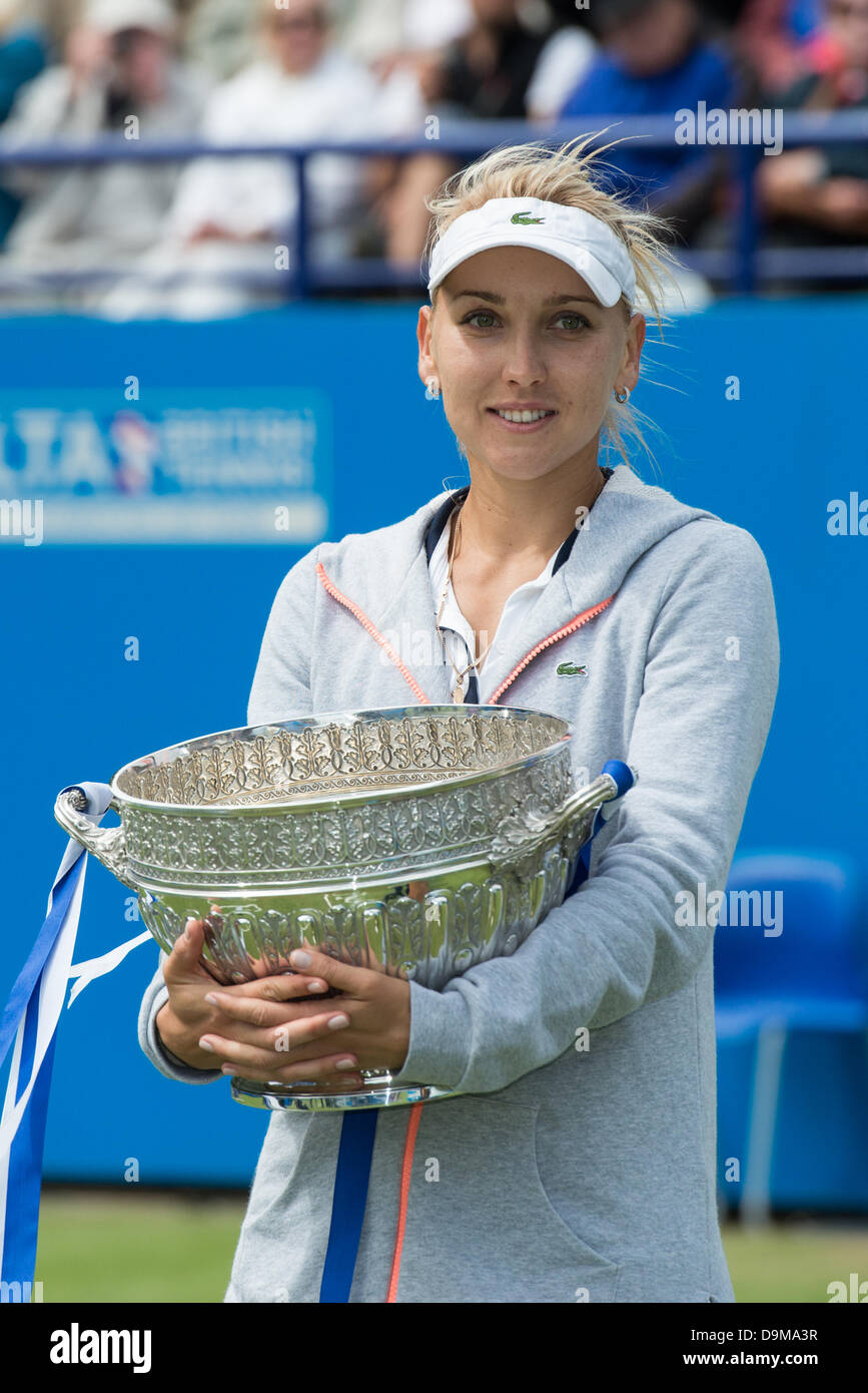 Eastbourne, Royaume-Uni - 22 juin 2013 : Elena Vesnina berceaux de la Russie le trophée des champions de France après avoir remporté la finale du tournoi Aegon International au centre court, le Devonshire Park contre Jamie Hampton des USA 6-2, 6-1. Crédit : Mike French/Alamy Live News Banque D'Images