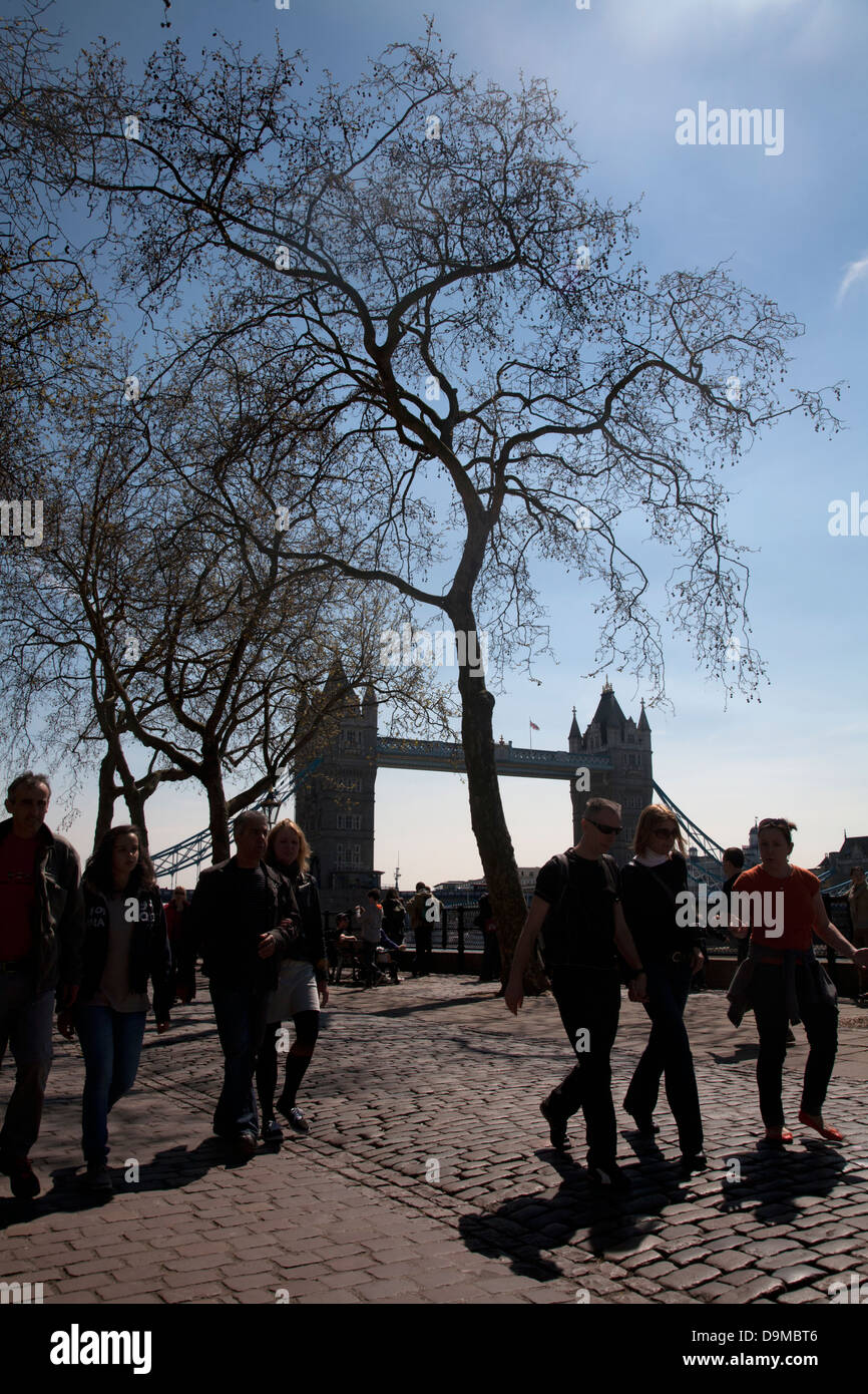 Les touristes le Tower Bridge London England Banque D'Images