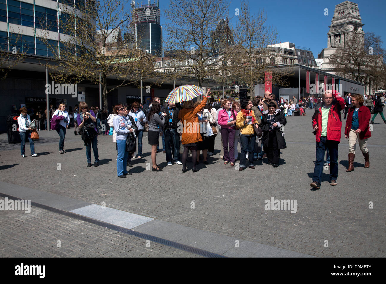 Les touristes Tower Hill London England Banque D'Images