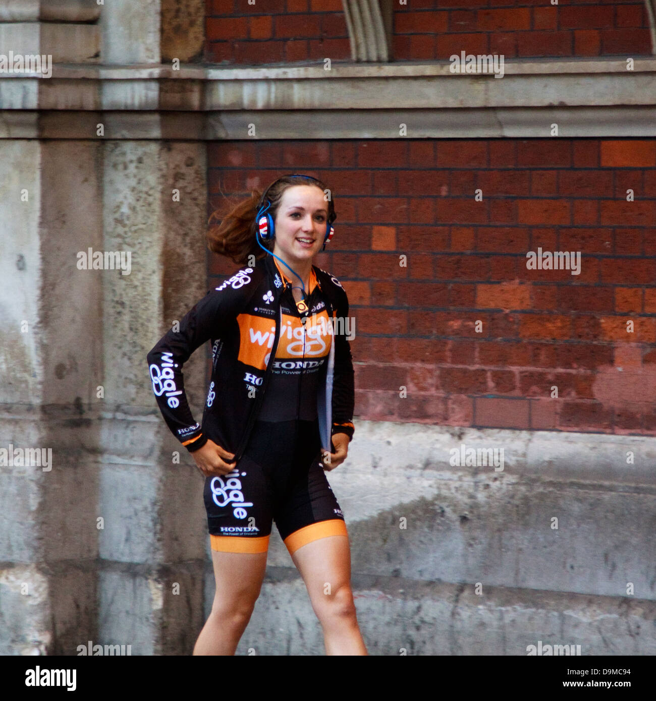 Elinor Barker se prépare pour l'IG Londres nocturne ; un crépuscule tenue le critérium les rues autour du marché de Smithfield, Londres Banque D'Images