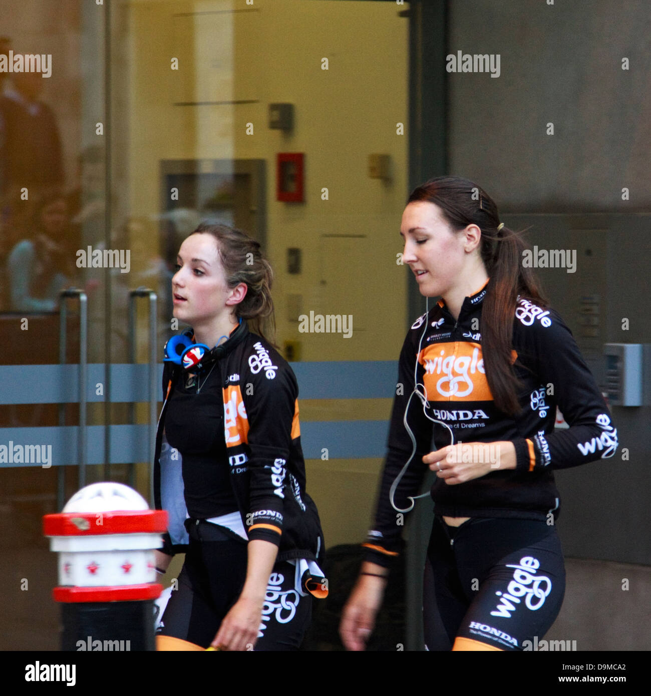 Elinor Barker et Dani King se préparer pour l'IG Londres nocturne ; une tenue de critérium dans les rues autour de marché de Smithfield, Londres Banque D'Images