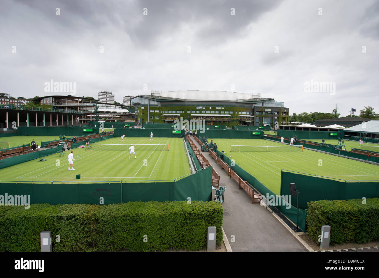 Londres, Royaume-Uni. 22 juin 2013. La pratique et les préparatifs ont lieu avant les Championnats de tennis de Wimbledon 2013 tenue à l'All England Lawn Tennis et croquet Club. Vue générale (GV). La pratique à l'. PROFILS TÊTES Credit : Duncan Grove/Alamy Live News Banque D'Images