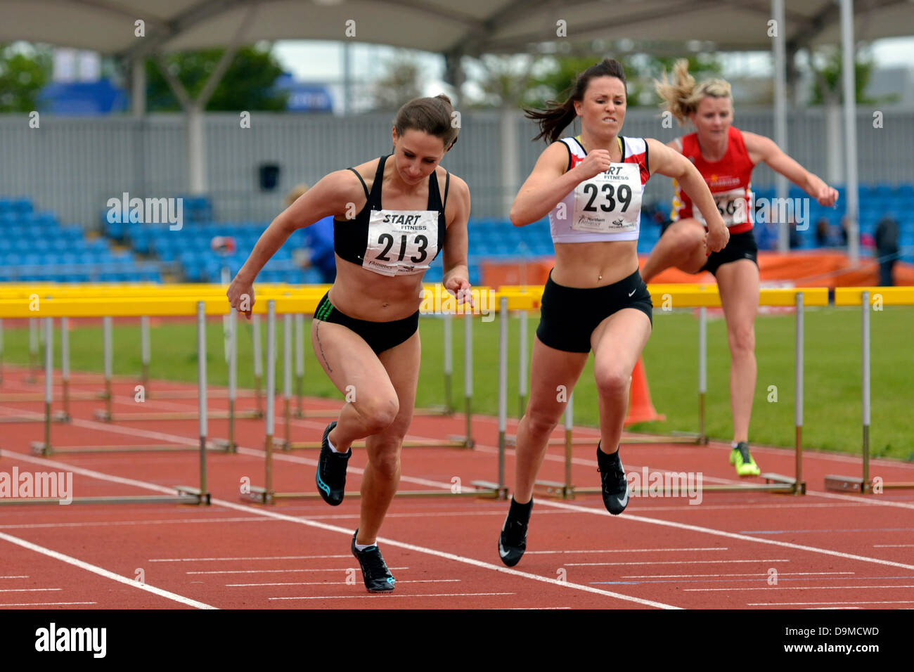 Manchester, UK. 22 juin 2013. Championnats d'athlétisme du nord Sportcity, Manchester. Karla a attiré 213 Ville de Sheffield (AC) a remporté le Senior Women's 100h en 13,47. Rebecca Liddell (239 Gatesheah les Busards) a terminé deuxième en 13,68 © John Fryer/Alamy Live News Crédit : John Fryer/Alamy Live News Banque D'Images