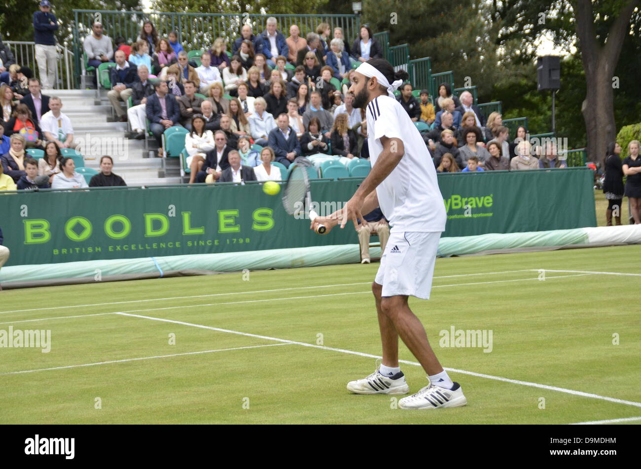 22.06.2013. Stoke Park, Slouogh, Berkshire, Angleterre. La Boodles Challenge mens en double finales. Jamie Delgado de Grande-Bretagne et son partenaire américain James Cerrentani par rapport à l'appariement d'Adil et Shamasolin Rameez Junaid. Rameez Junaid renvoie à l'Action : Crédit net Plus Sport/Alamy Live News Banque D'Images