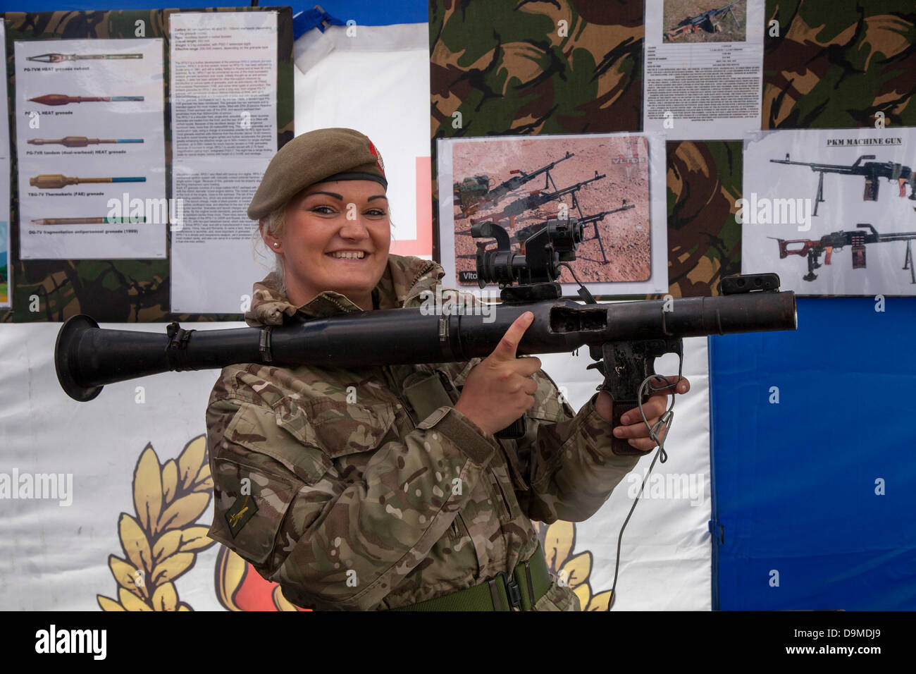 Preston, Royaume-Uni 22 juin 2013. Pvt Rayworth, 21 RPG à la tenue militaire Preston Show à la caserne Fulwood, Preston, Lancashire . Hommes et femmes, les cadets et les anciens combattants représentent la Marine royale, l'armée et de la Royal Air Force à partir de toutes les régions du Nord Ouest : Cheshire, Cumbria, Lancashire, Merseyside et Greater Manchester. Le Preston Show militaire est le plus grand affichage par les forces armées dans le nord-ouest de l'Angleterre. Credit : Mar Photographics/Alamy Live News Banque D'Images