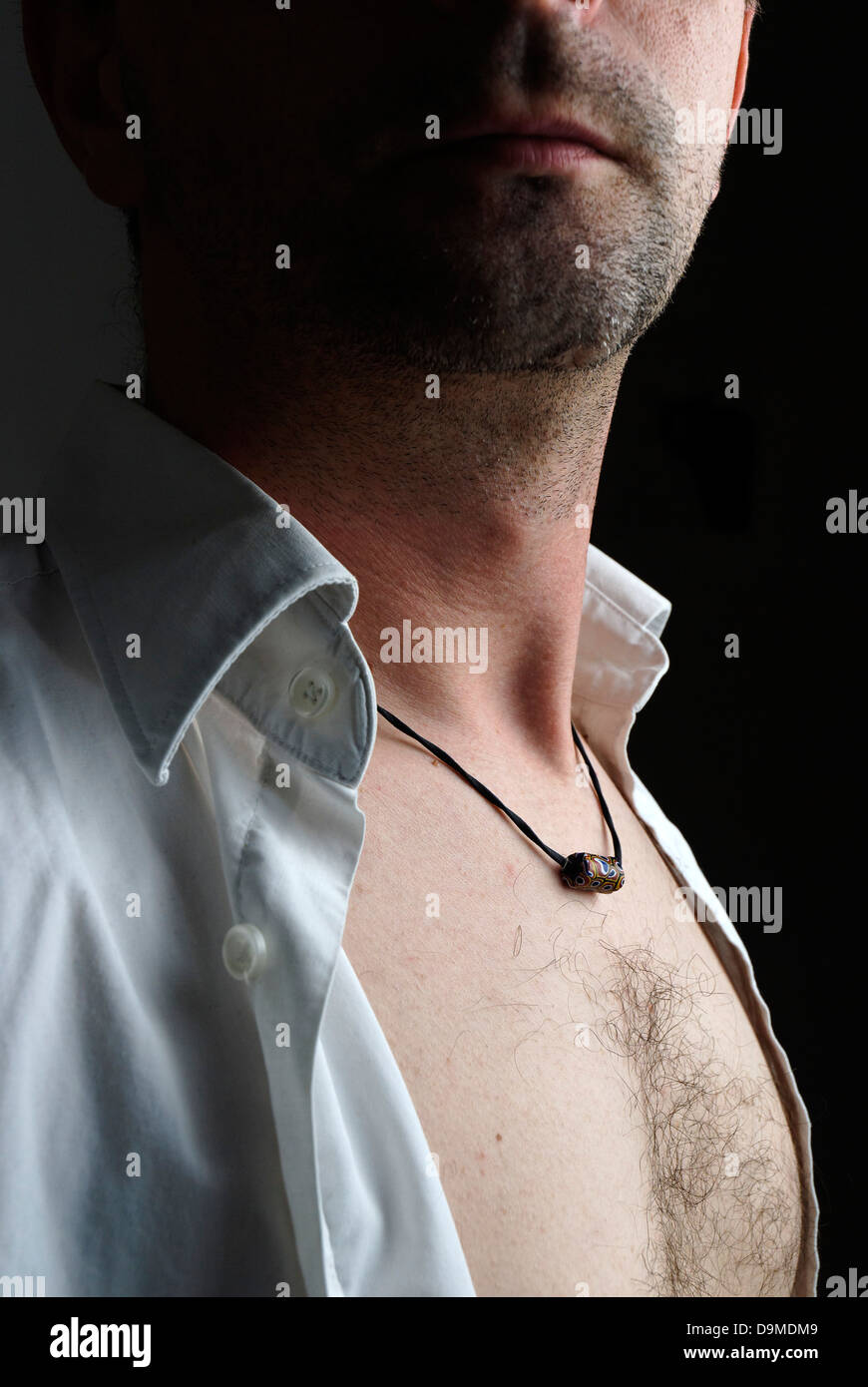 Un homme d'âge moyen avec une chemise blanche Banque D'Images