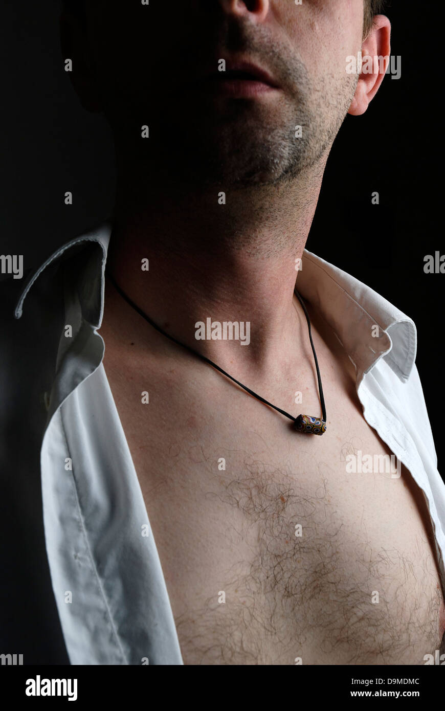 Un homme d'âge moyen avec une chemise blanche Banque D'Images