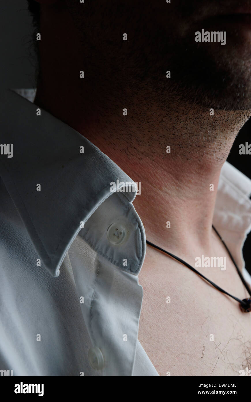 Un homme d'âge moyen avec une chemise blanche Banque D'Images