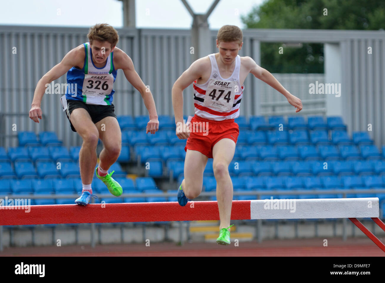 Manchester, UK. 22 juin 2013. Championnats d'athlétisme du nord Sportcity Manchester, Royaume-Uni 22 juin 2013 Bertie Houghton (326 AC) Doncaster sur son chemin pour gagner la U20 2000m Steeple en 6.02.64. Haran Dunderdale (474) Wellington Lincoln arrive en deuxième position 6.10.38 Crédit : John Fryer/Alamy Live News Banque D'Images