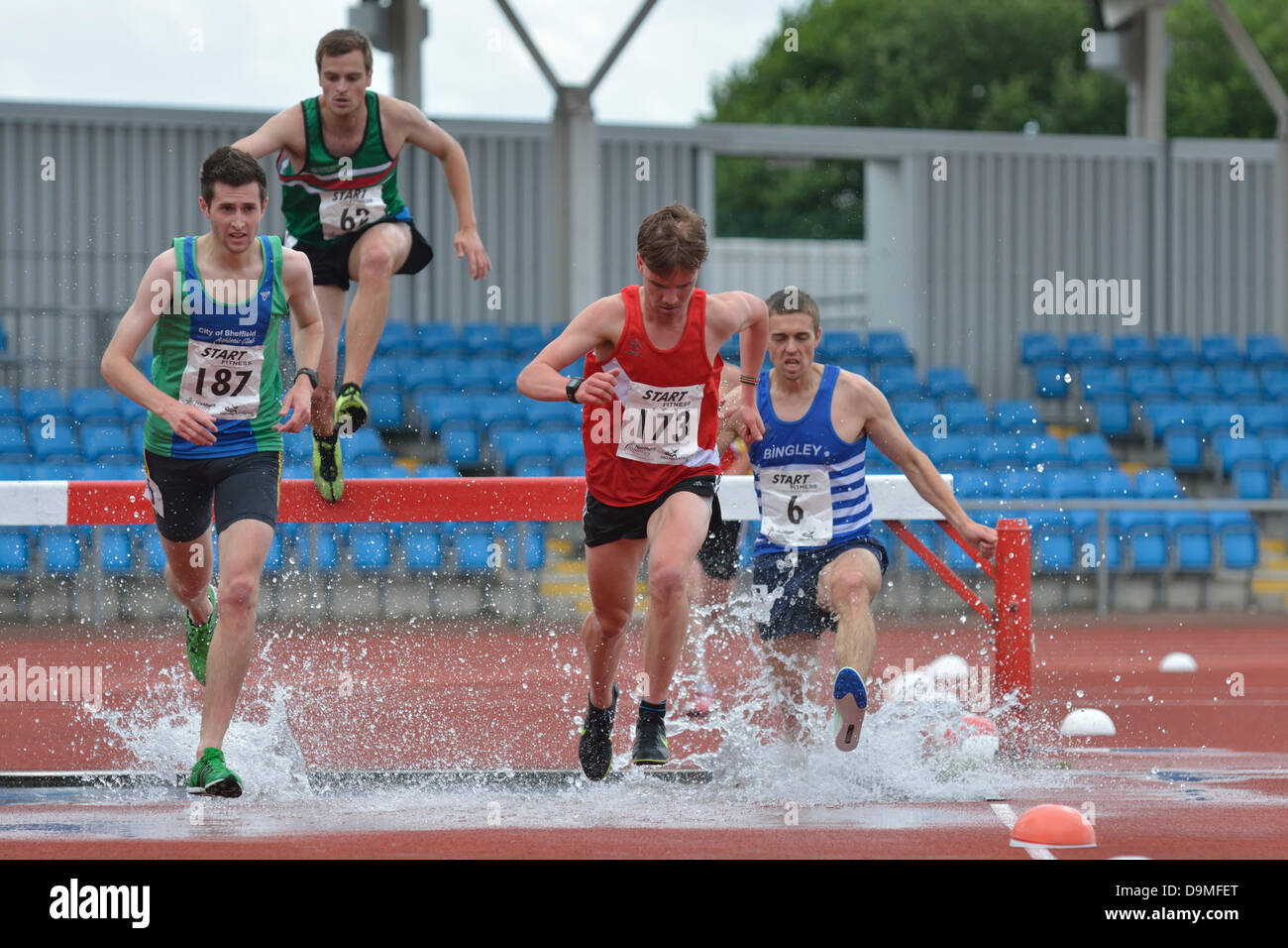 Manchester, UK. 22 juin 2013. Championnats d'athlétisme du nord Sportcity Manchester, Royaume-Uni 22 juin 2013 Josh Tigue (Salford 173 H +AC) efface le saut à l'eau sur son chemin pour gagner les hommes seniors 3000m Steeple en 9.36.69. Lee (Athersmith 6 Bingley H +AC) arrive en deuxième position avec 9,42.72, Howard Wood (187 Ville de Sheffield AC) troisième en 9.49.30 Crédit : John Fryer/Alamy Live News Banque D'Images