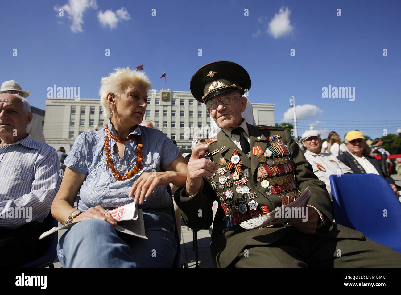 Kaliningrad, Russie, 22 juin 2013 Le but de la Victoire monté la colonne sur la place de la Victoire à Kaliningrad comme dernière étape de la reconstruction de la place de la Victoire et de payer à l'tribiute la Seconde Guerre mondiale, les anciens combattants de l'Armée rouge soviétique. Le but de la victoire a été la plus haute décoration militaire décernée pour la deuxième guerre mondiale, le service dans l'Union soviétique, le Crédit : Michal Fludra/Alamy Live News Banque D'Images