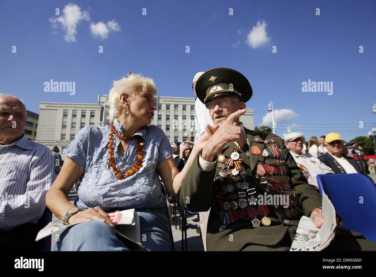 Kaliningrad, Russie, 22 juin 2013 Le but de la Victoire monté la colonne sur la place de la Victoire à Kaliningrad comme dernière étape de la reconstruction de la place de la Victoire et de payer à l'tribiute la Seconde Guerre mondiale, les anciens combattants de l'Armée rouge soviétique. Le but de la victoire a été la plus haute décoration militaire décernée pour la deuxième guerre mondiale, le service dans l'Union soviétique, le Crédit : Michal Fludra/Alamy Live News Banque D'Images